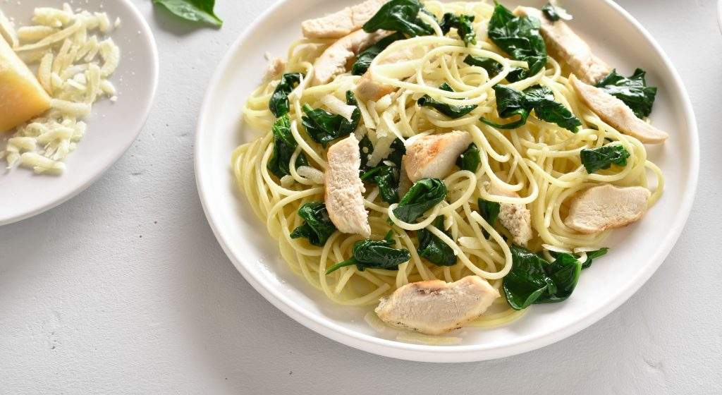 macarrão com frango espinafre
