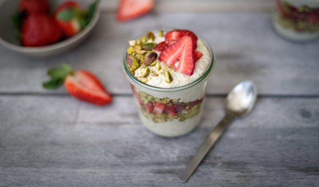 creme de iogurte com morango e pistache
