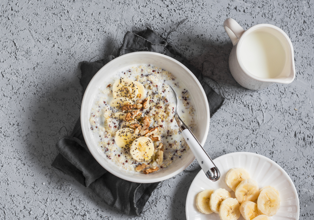 Tigela de mingau de aveia com banana e chia
