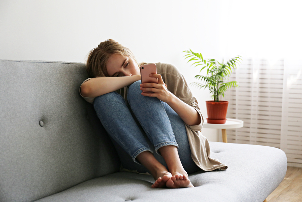Jovens dos anos 2000 têm ansiedade e depressão mais cedo do que os da década de 90