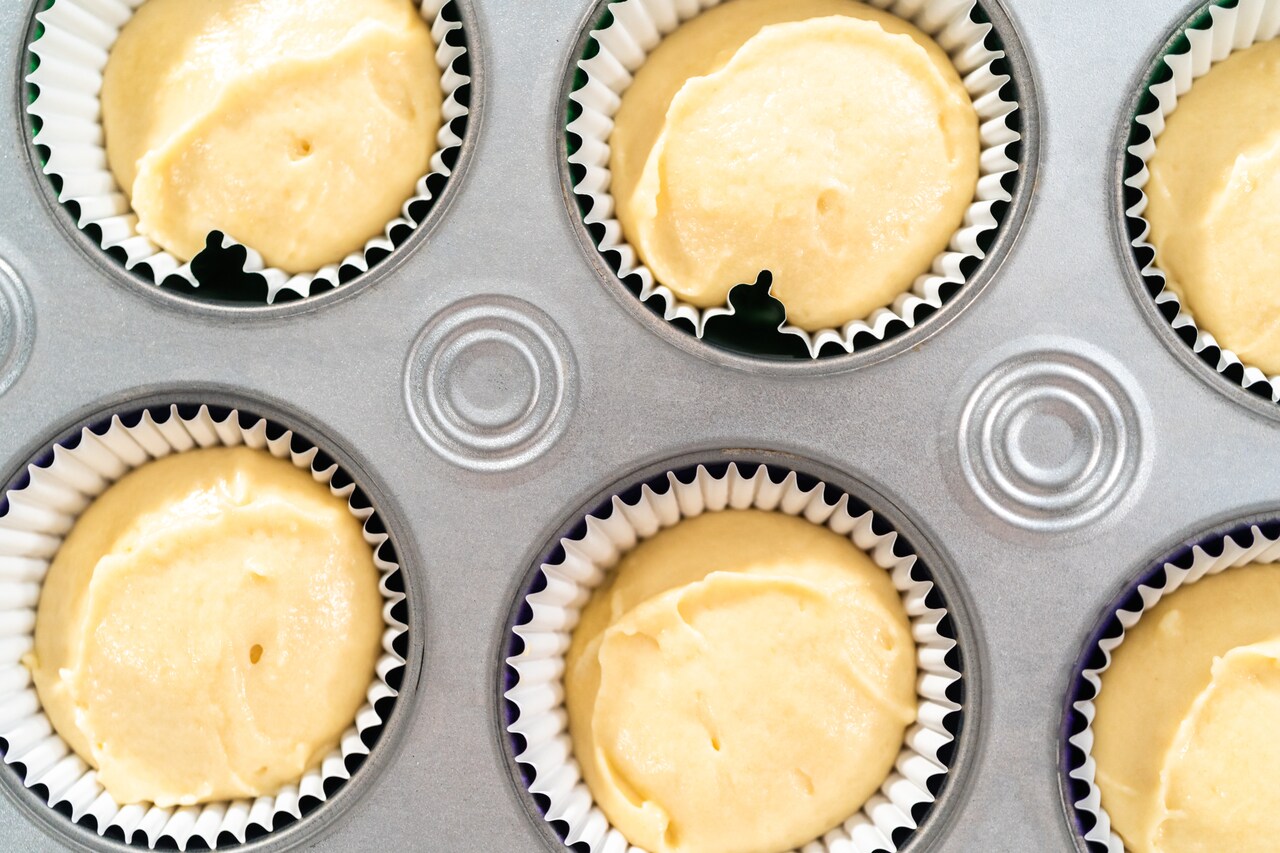 forminhas de cupcake vistas de cima com um creme claro dentro