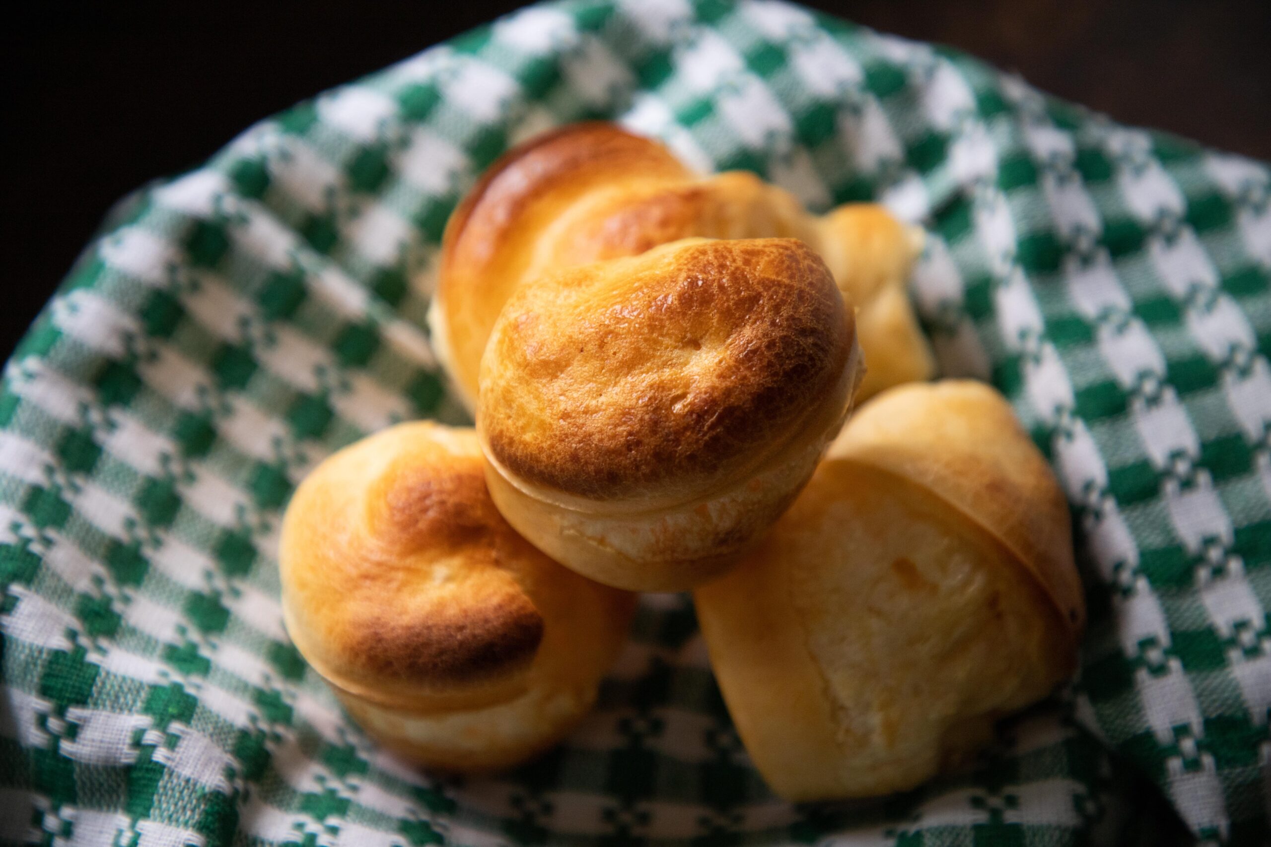 foto de bolinhos em uma cesta vistos de cima