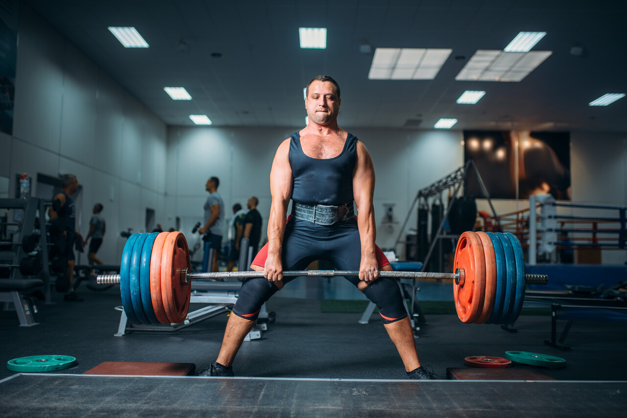 homem fazendo o exercício levantamento terra sumô